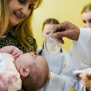 Krštenje šestog djeteta obitelji Franić u Župi BDM Žalosne, Zagreb-Špansko